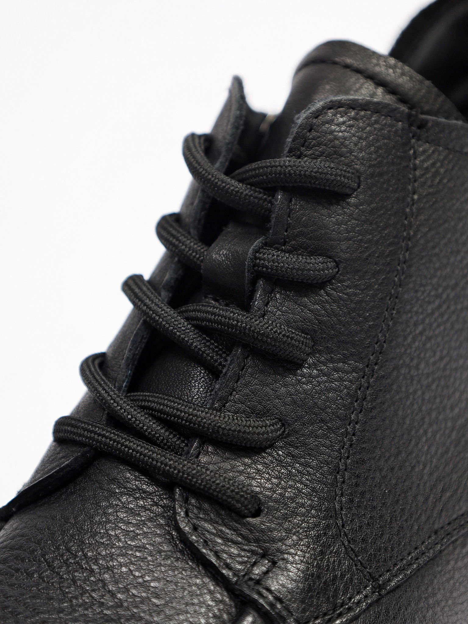 Ботинки черного цвета на низком каблуке